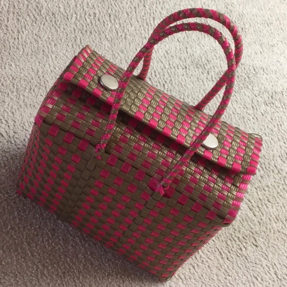 RAMPOSMX/HANDWOVEN-FUSHIA & GOLD PLASTIC MARKET TOTE/NEW